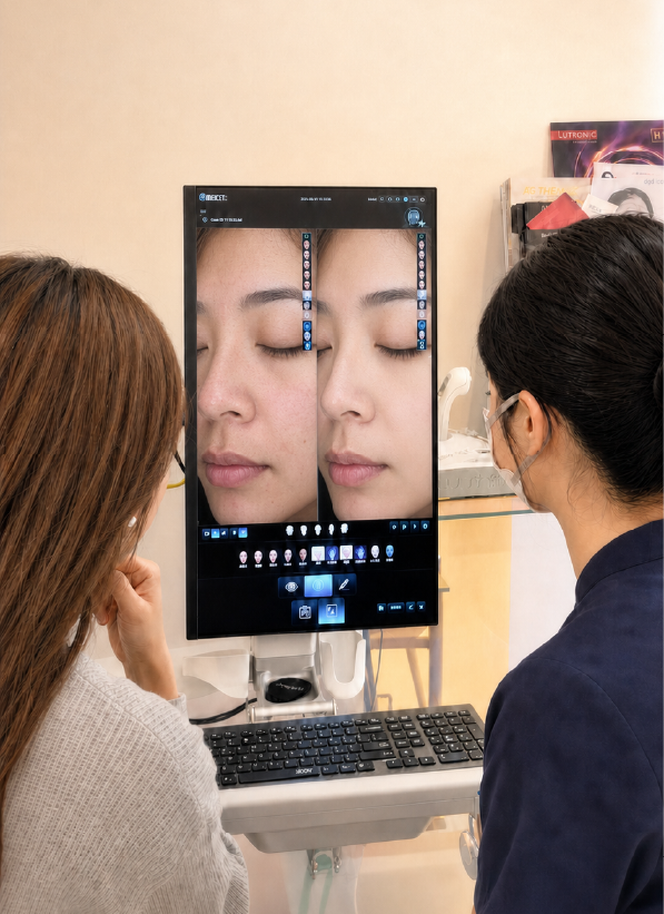 客人於 ANUMI Skin Clinic 體驗 AI 智能皮膚分析，科學養膚精準定位肌膚問題